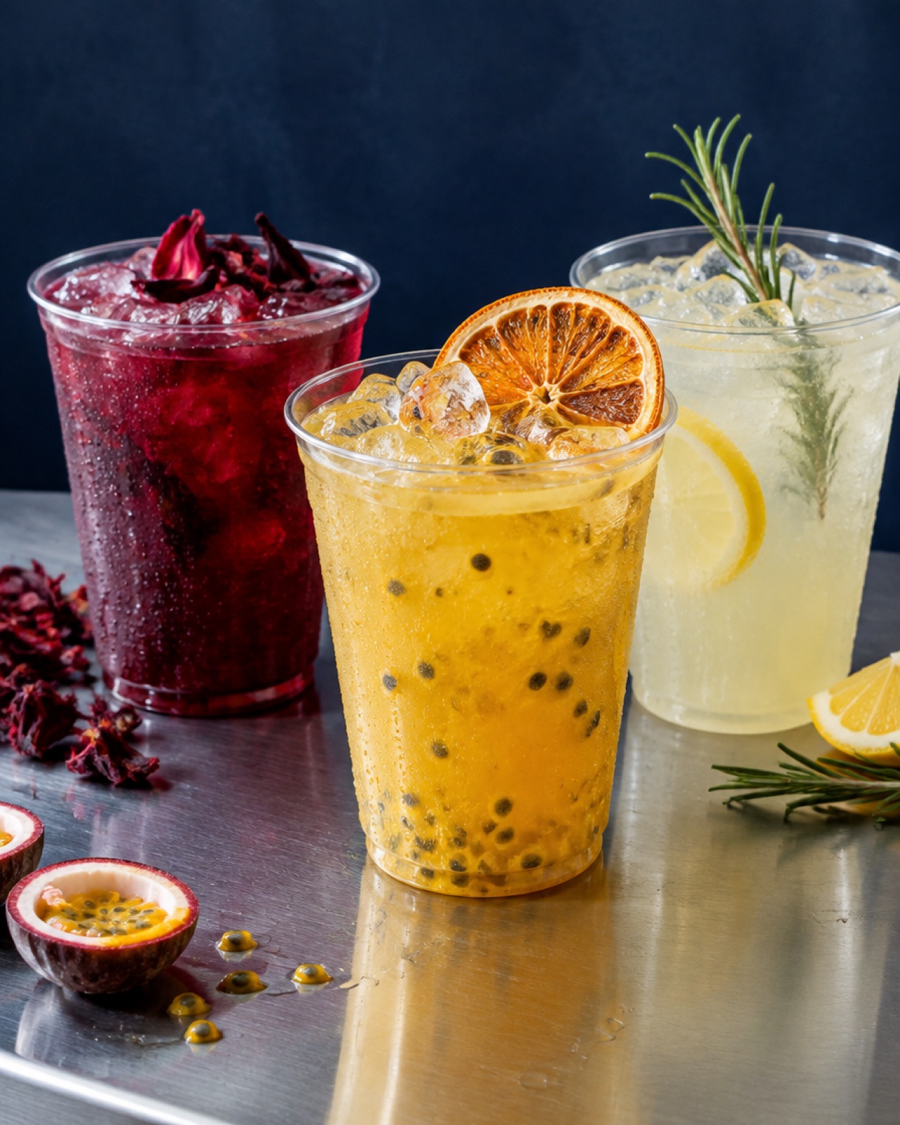 Tres mocktails de jamaica, maracuyá y cítricos
