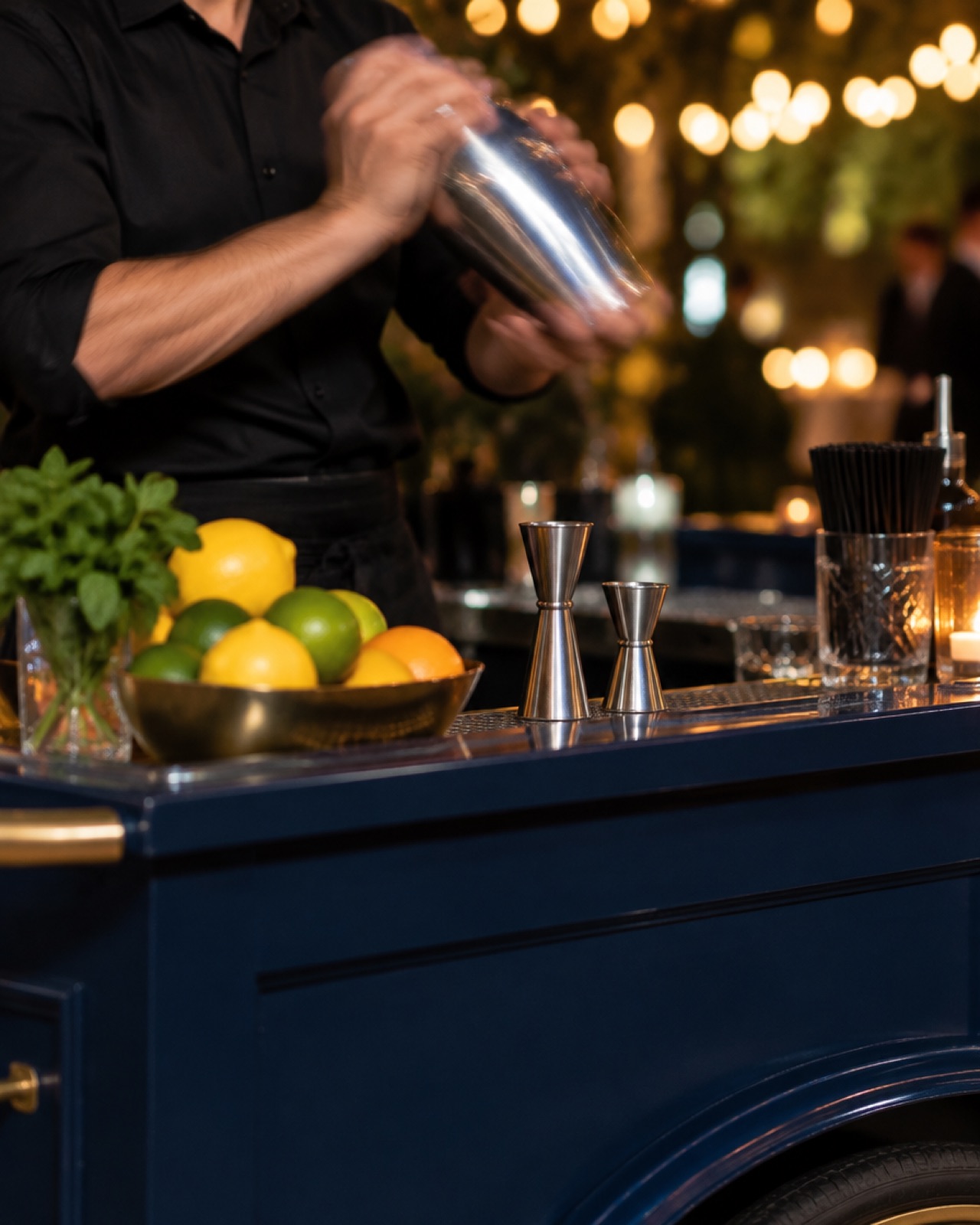 Bartender agitando una coctelera en la barra LeBar